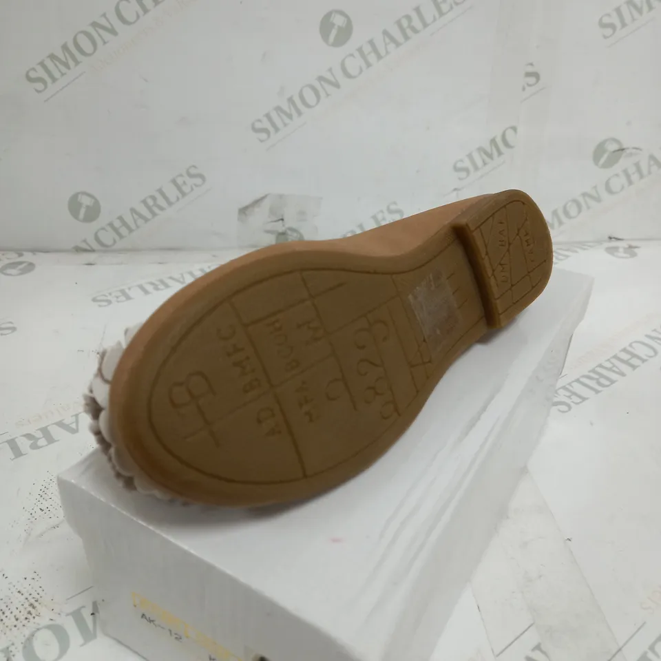 BOX OF APPROXIMATELY 20 PAIRS OF FLAT KHAKI LOW SHOES