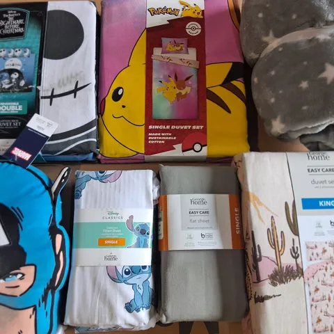 LOT OF APPROXIMATELY 25 ASSORTED BEDDING AND SOFT FURNISHING ITEMS TO INCLUDE DUVETS, SHEETS AND CUSHION