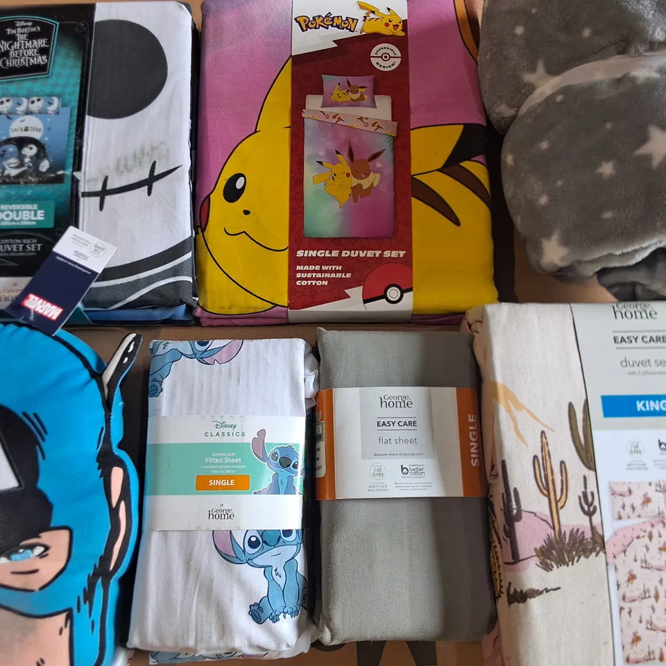 LOT OF APPROXIMATELY 25 ASSORTED BEDDING AND SOFT FURNISHING ITEMS TO INCLUDE DUVETS, SHEETS AND CUSHION
