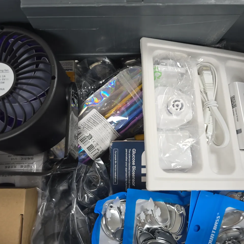 APPROXIMATELY 10 ASSORTED HOUSEHOLD ITEMS TO INCLUDE WOOD SCREWS ASSORTMENT, ETC