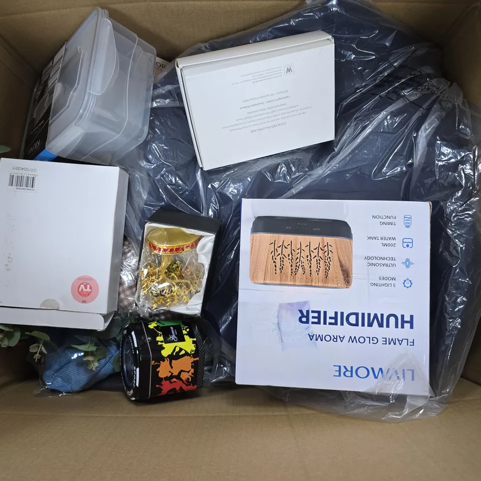 APPROXIMATELY 20 ASSORTED ITEMS TO INCLUDE LIVMORE FLAME GLOW AROMA HUMIDIFIER, KITCHEN STORAGE SET, CLOTHING, ETC - COLLECTION ONLY