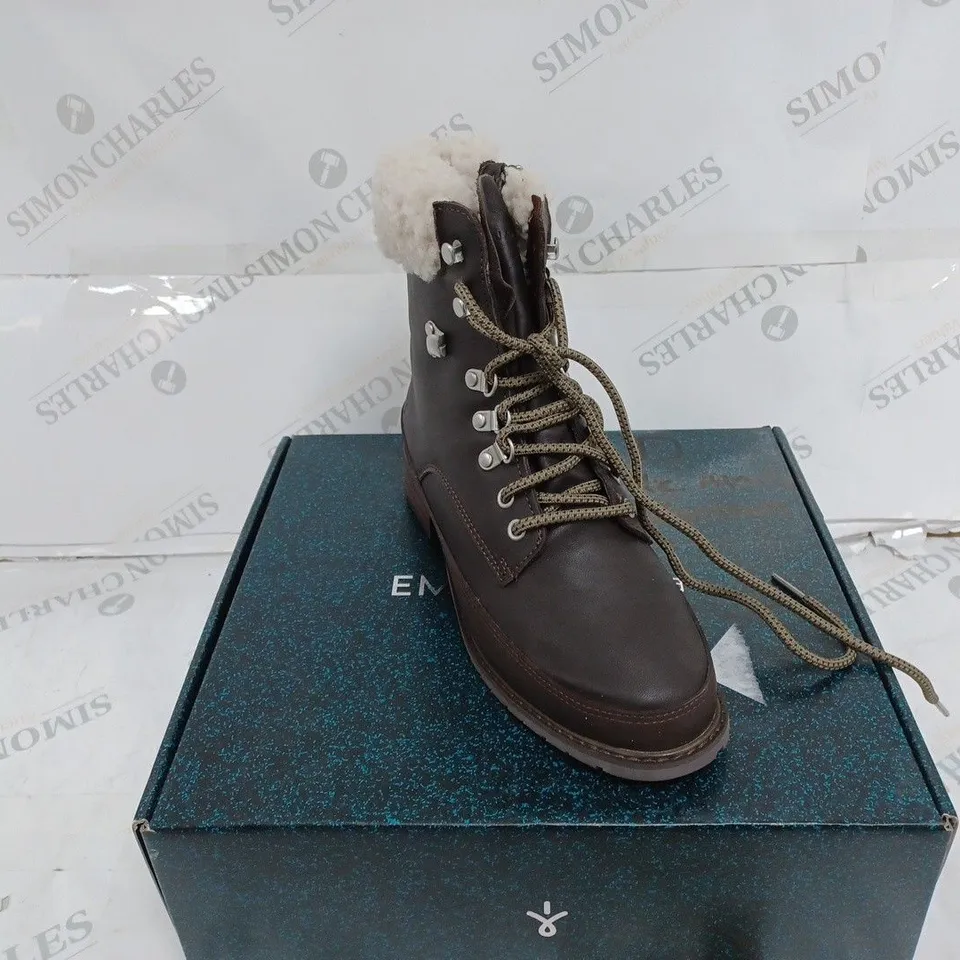 BOXED PAIR OF EMU AUSTRALIA OKAB BOOTS IN ESPRESSO - UK SIZE 6