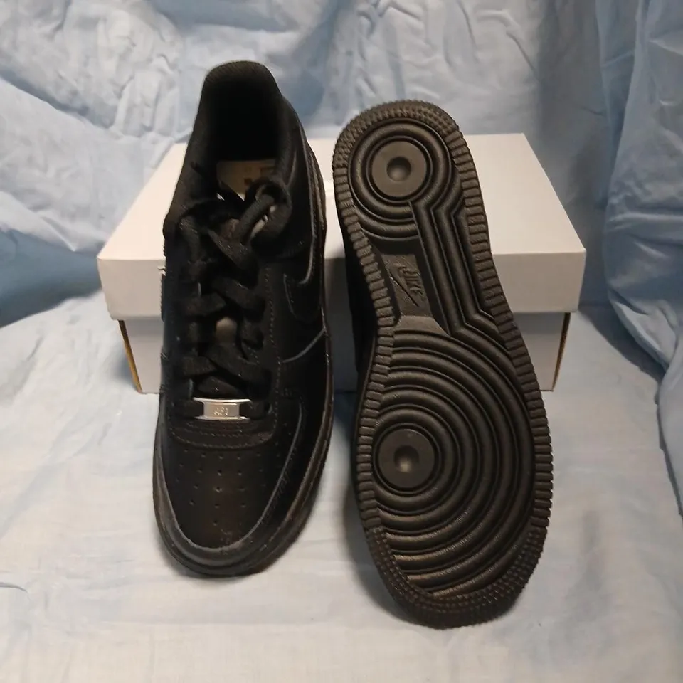 NIKE AIR FORCE 1 LE (GS) BLACK/BLACK – UK 5 (GS 5Y) SNEAKERS