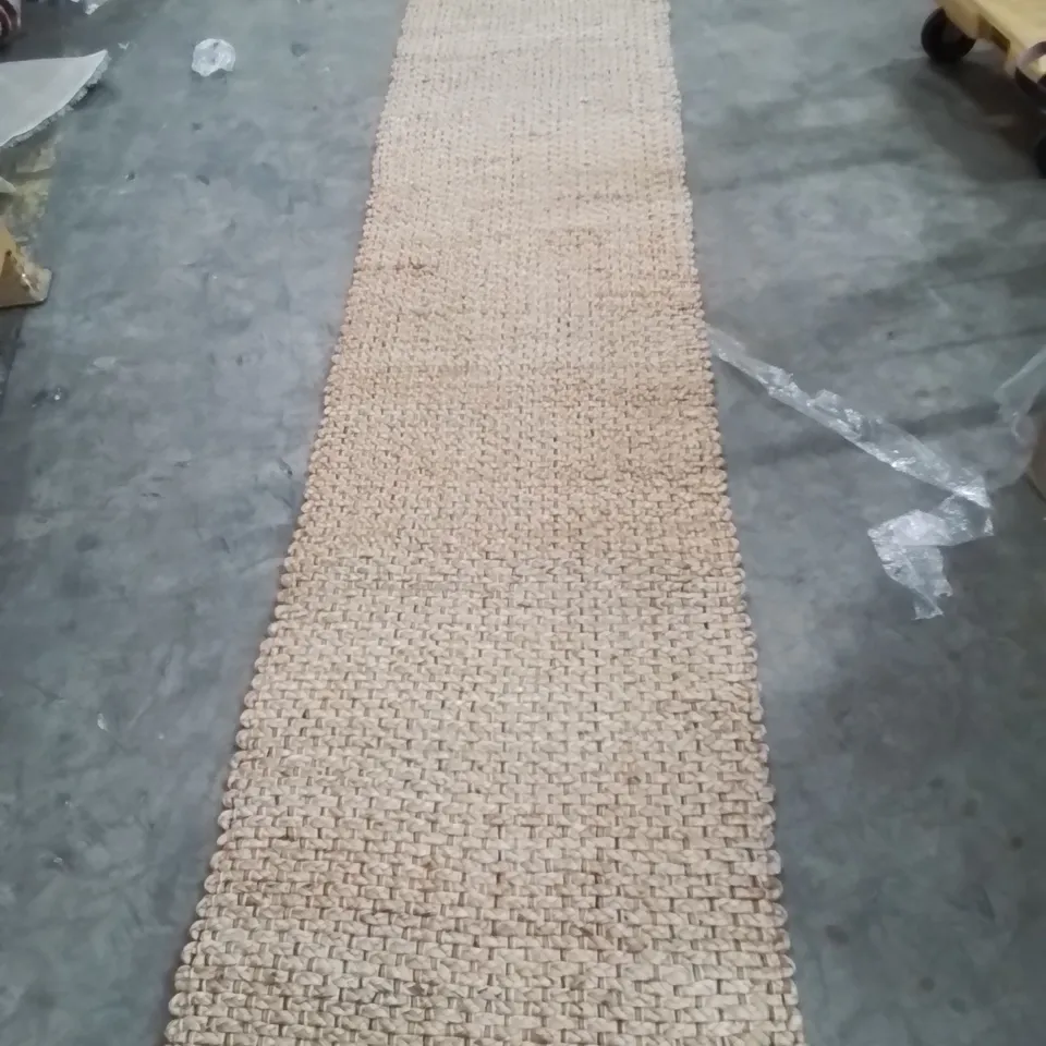 QUALITY DESIGNER AREA RUG - APPROXIMATELY 310X70CM