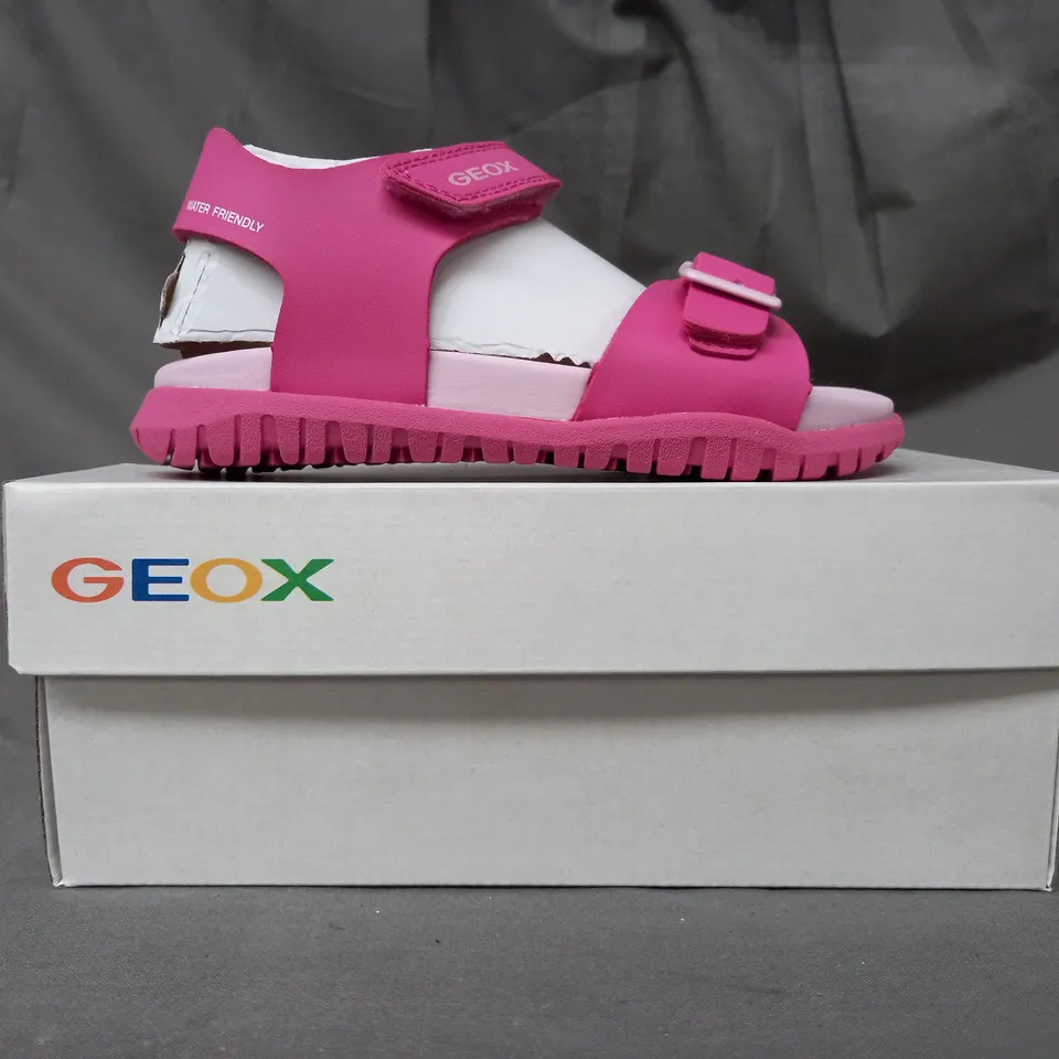 BOXED PAIR OF GEOX KIDS OPEN TOE SANDALS IN PINK UK SIZE 10