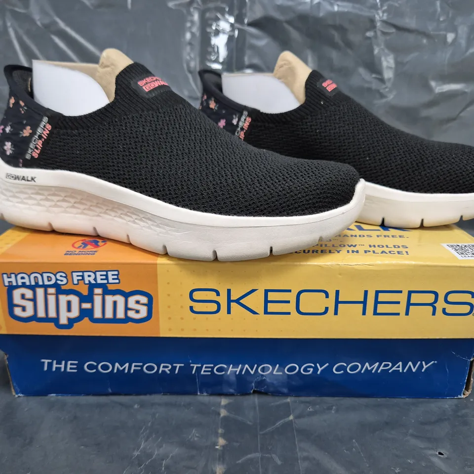 BOXED PAIR OF SKECHERS GO WALK FLEX SLIP-IN TRAINERS IN BLACK SIZE 5