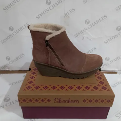 BOXED PAIR OF SKECHERS PARALLEL OFF HOURS SIDE ZIP BOOTIE MUSHROOM UK SIZE 6