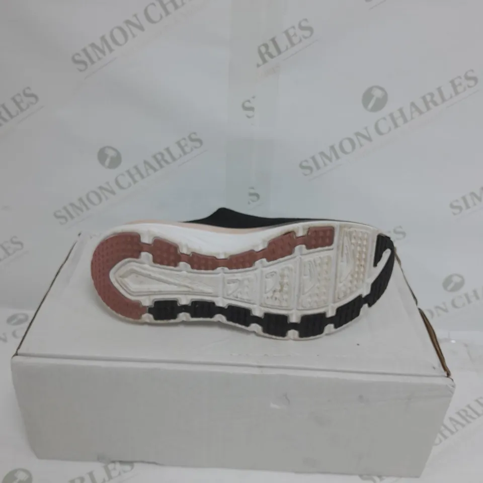 SKECHERS GLOW TRAINERS BLACK - SIZE 3.5