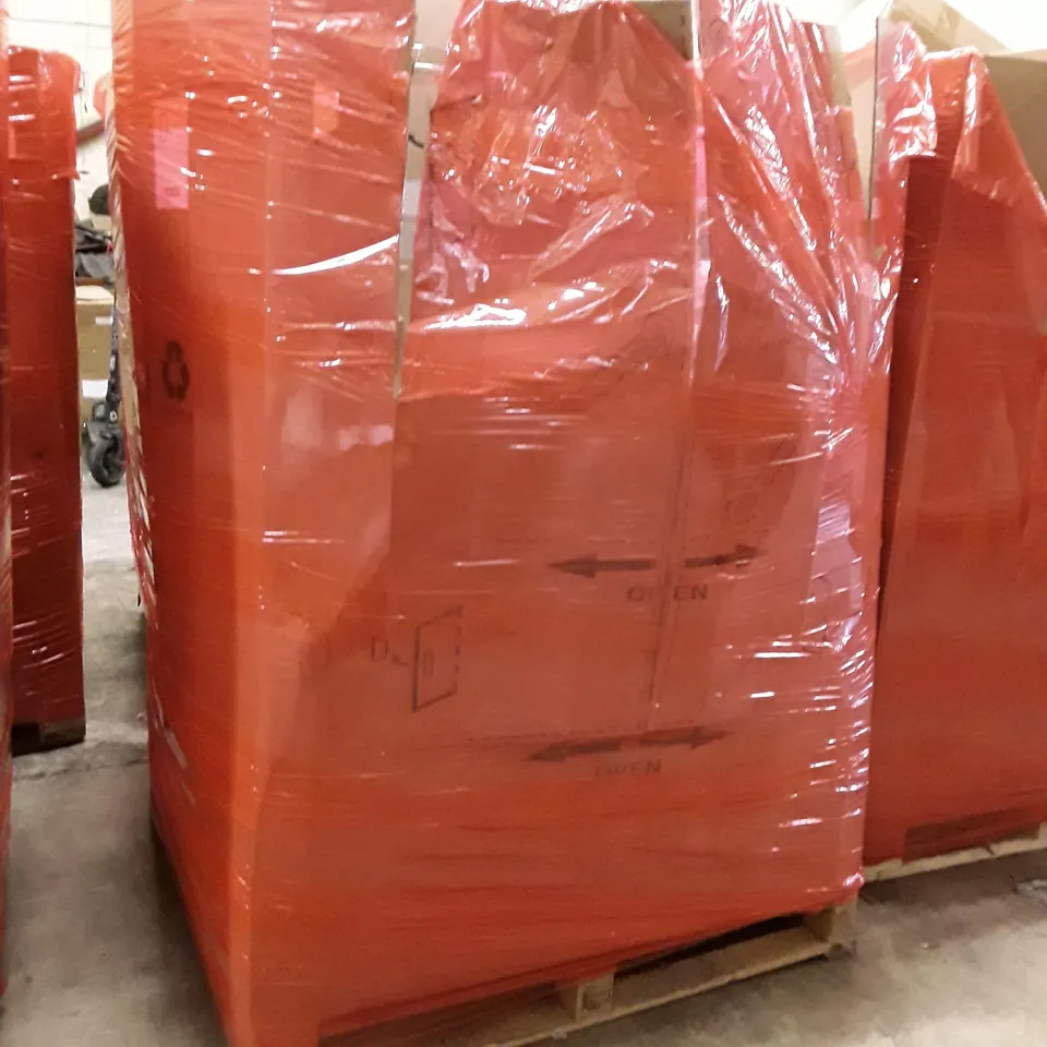 PALLET OF ASSORTED HOUSEHOLD GOODS AND PRODUCT TO INCLUDE; MICRO FIBRE SPRAY MOP, CLOTHING HANGERS, 2IN1 OIL DISPENSER, BOXED FURNITURE ETC 