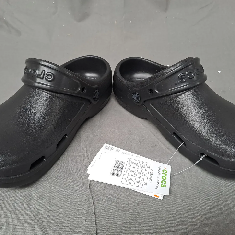 PAIR OF CROCS SPECIALIST II VENT CLOGS IN BLACK UK SIZE M3/W4