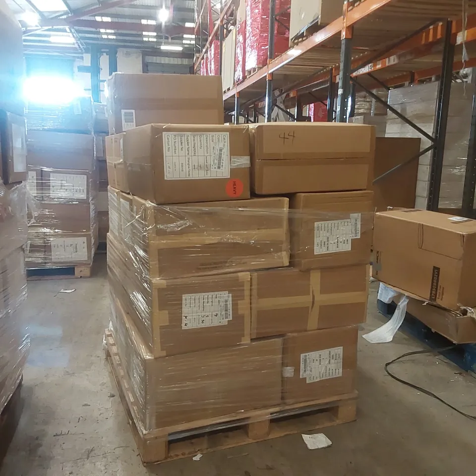 PALLET CONTAINING APPROXIMATELY 125x BRAND NEW ASSORTED DESIGNER CLOTHING ITEMS INCLUDING: ASSORTED SIMPLY BE JACKETS ECT