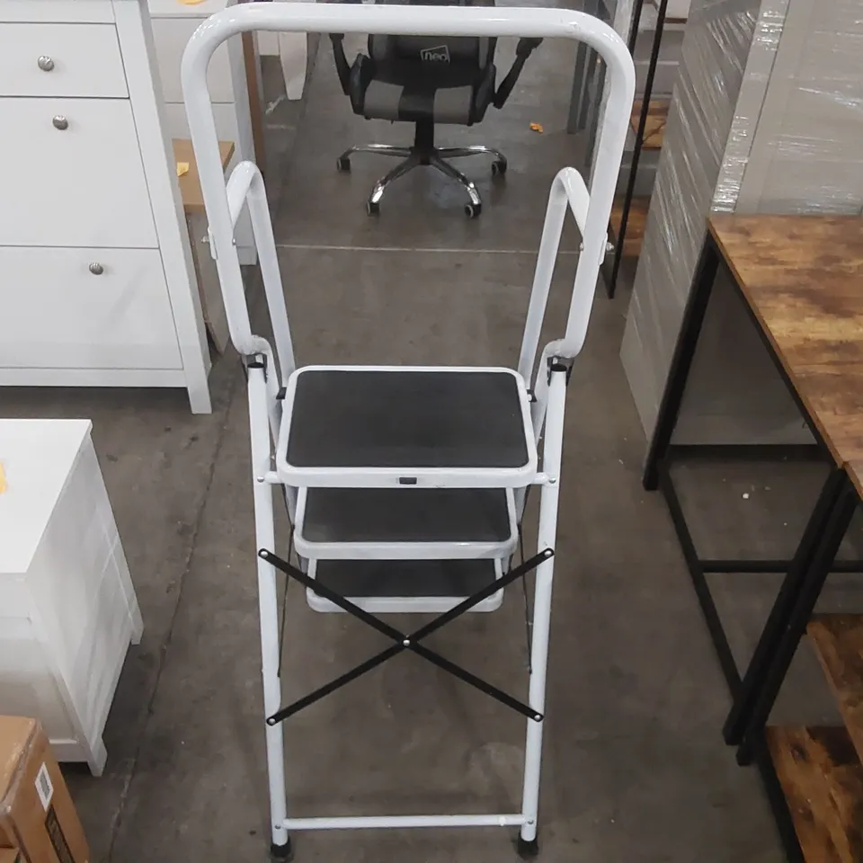 FOLDING STEP LADDER