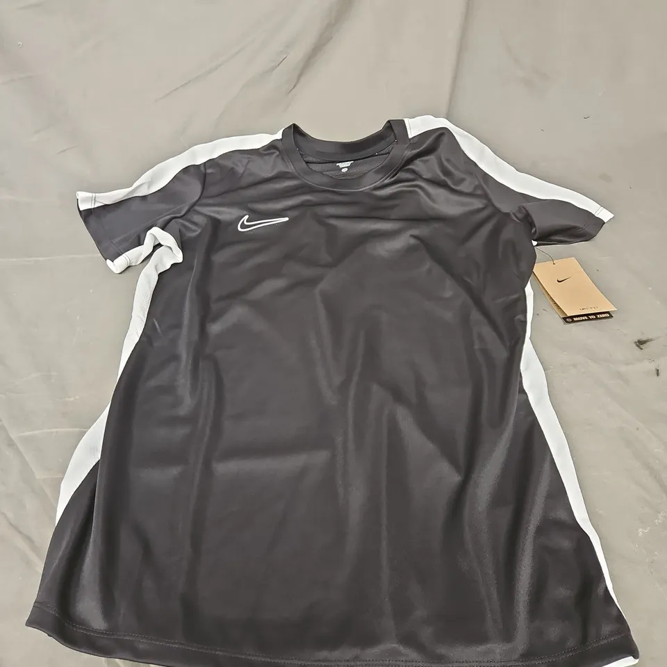 NIKE SHORT SLEEVE SPORTS TEE IN BLACK/WHITE SIZE L