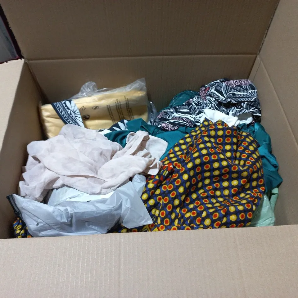 LARGE QUANTITY OF ASSORTED CLOTHING ITEMS TO INCLUDE DEBENHAMS, CLASSIC AND PAPAYA