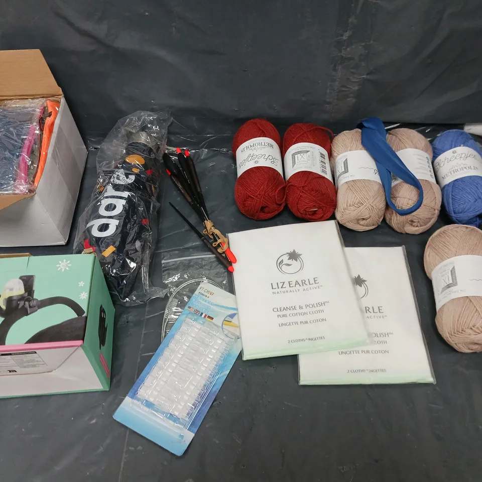 BOX OF APPROXIMATELY 8 ASSORTED ITEMS TO INCLUDE - STROLLER CUP AND PHONE HOLDER, DARE WARM DRINK BOTTLE, AND LIZ EARLE COTTON CLOTH ETC. 