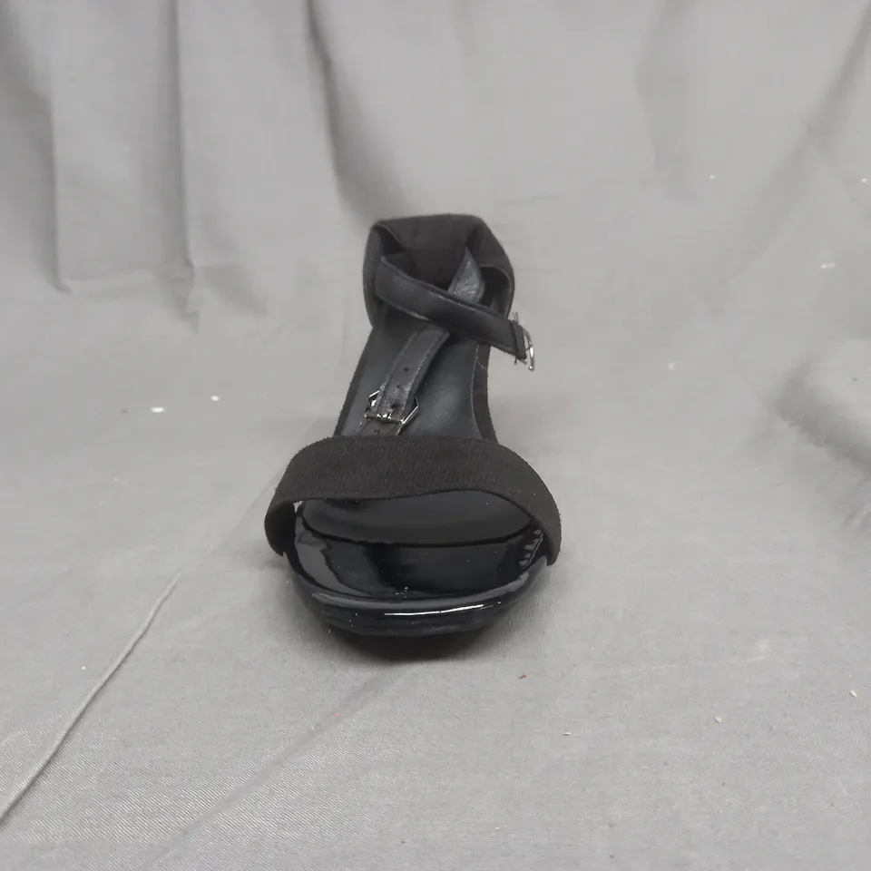 BOXED PAIR OF DESIGNER HEELS IN BLACK EU 40