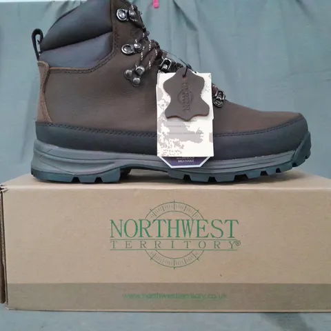 BOXED PAIR OF NORTHWEST TERRITORY PELLY ANKLE BOOTS IN DARK BROWN UK SIZE 8