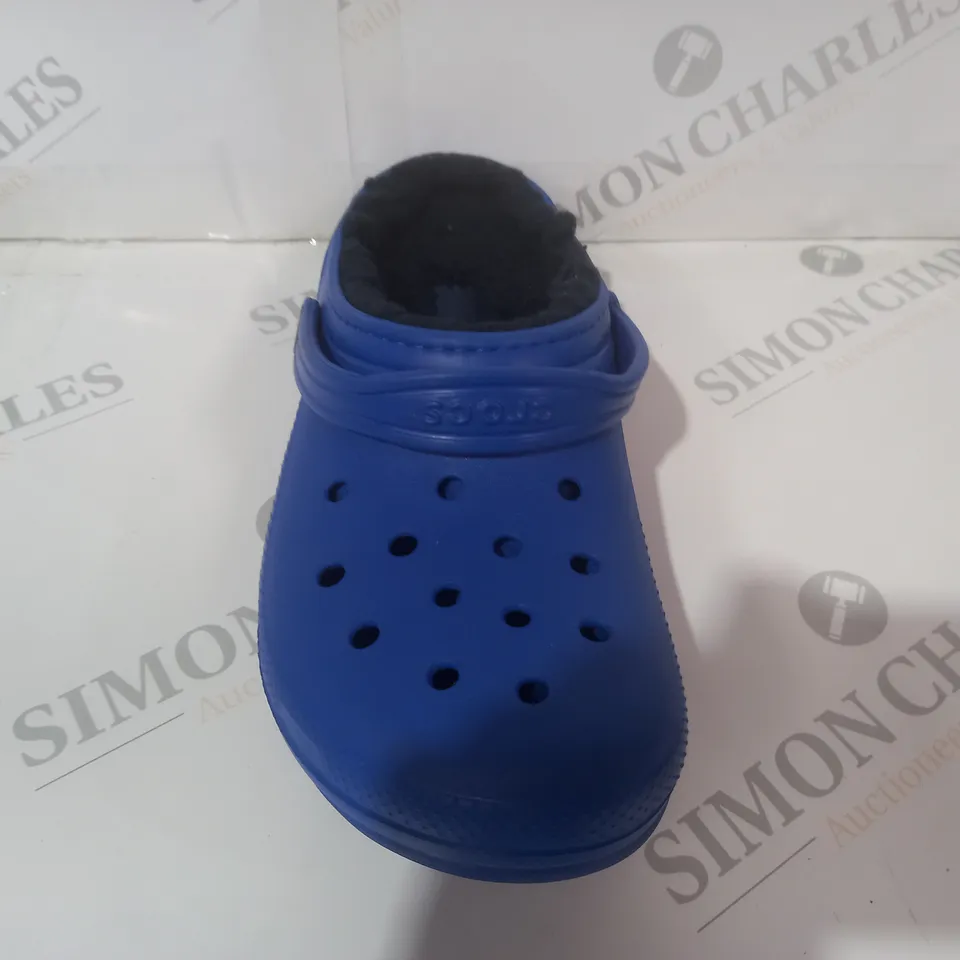PAIR OF CROCS CLASSIC KIDS LINED CLOGS IN BLUE UK SIZE 6