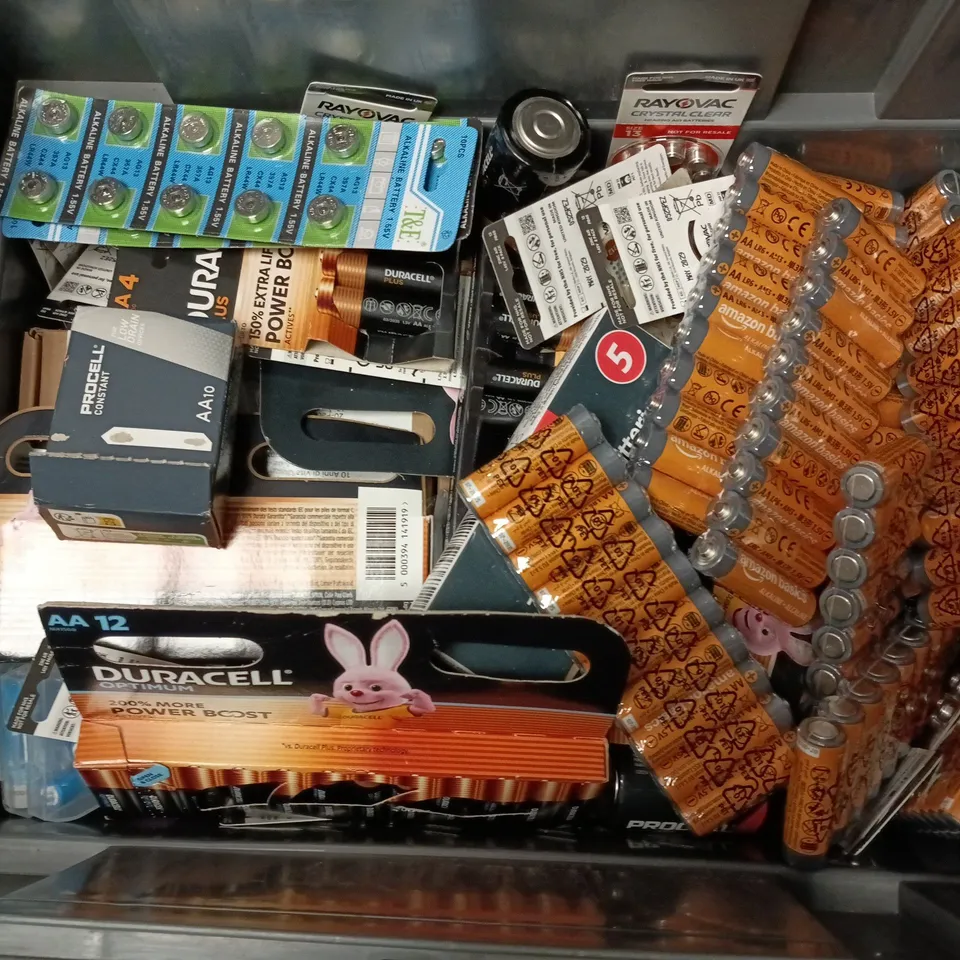 APPROXIMATELY 30 ASSORTED BATTERY PRODUCTS TO INCLUDE DURACELL PLUS AA, ENERGIZER AA, RAYOVAC CRYSTAL CLEAR HEARING AID BATTERIES, ETC - COLLECTION ONLY