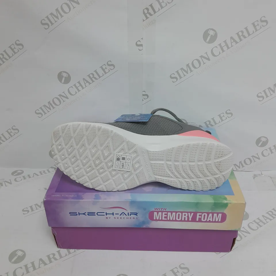 BOXED PAIR OF SKECHERS SKECH-AIR DYNAMIGHT RADIANT CHOICE TRAINER GREY - SIZE 3.5