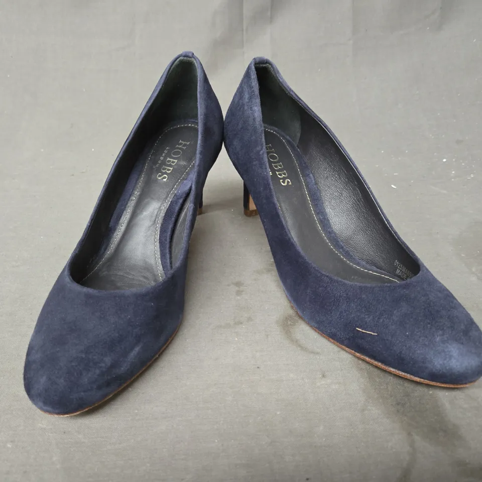 BOXED PAIR OF HOBBS CLOSED TOE HEELED SHOES IN NAVY EU SIZE 37 (BOTH SHOES ARE THE RIGHT SHOE)