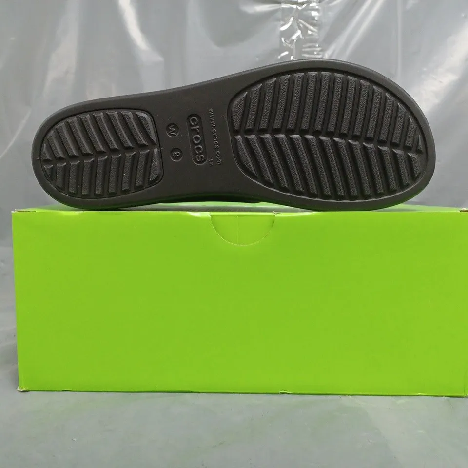 BOXED PAIR OF CROCS BROOKLYN LOW WEDGE SANDALS IN BLACK SIZE UK 6