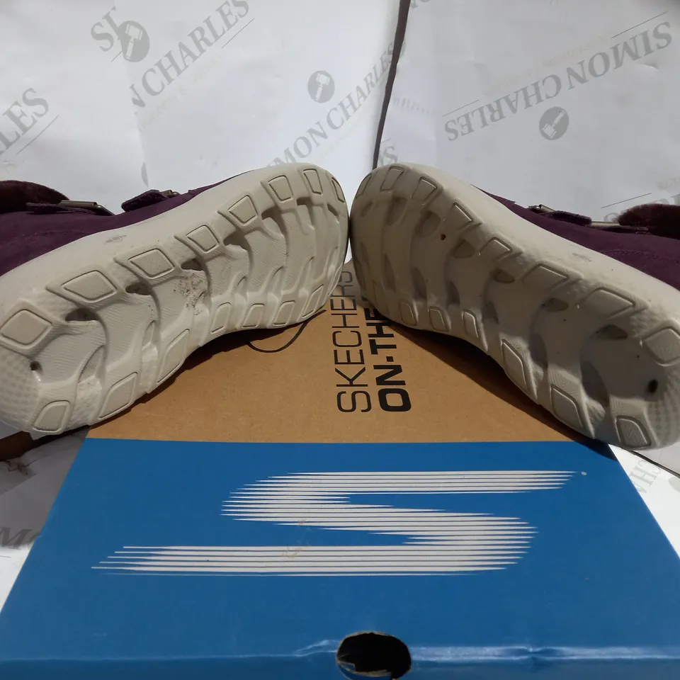 SKETCHRS BURGUNDY ANKLE BOOTS - SIZE 5