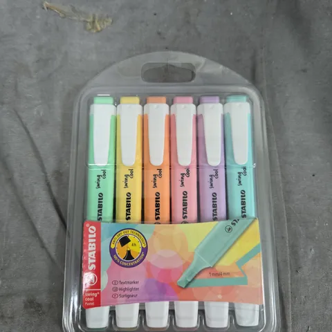 TOTE OF APPROXIMATELY 8 ASSORTED STATIONARY AND KITCHENWARE TO INCLUDE: STABILO HIGHLIGHTERS AND CUTLERY SET 