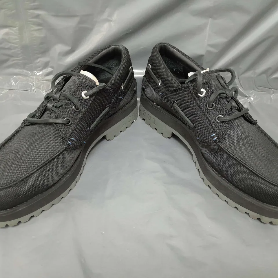 BOXED PAIR OF TIMBERLAND SHOES IN BLACK UK SIZE 8