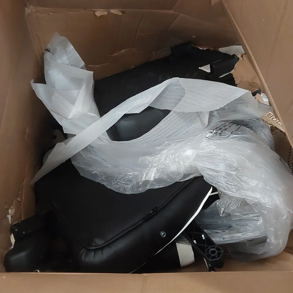 BOXED GT FORCE GAMING CHAIR - BLACK/WHITE (1 BOX)