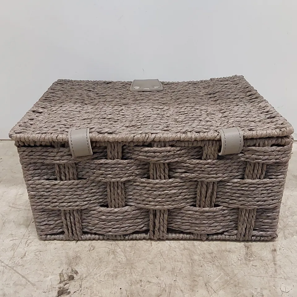SMALL WICKER STORAGE BASKET (1 ITEM)