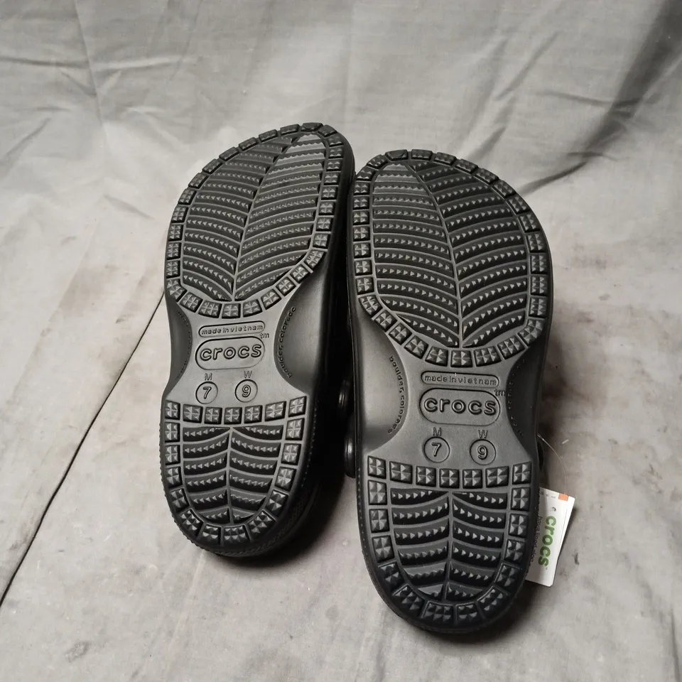 CROCS UNISEX BLACK CLASSIC CLOG WITH FAUX FUR LINING, UK M6 W7 UNBOXED