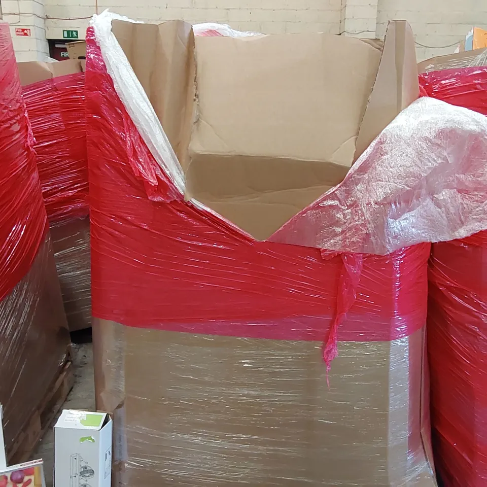 PALLET OF ASSORTED ITEMS INCLUDING: THREE HEAD SPOTLIGHT, LARGE GAMING MOUSE MAT, PIZZA STONE, TOILET SEAT, DOOR MAT