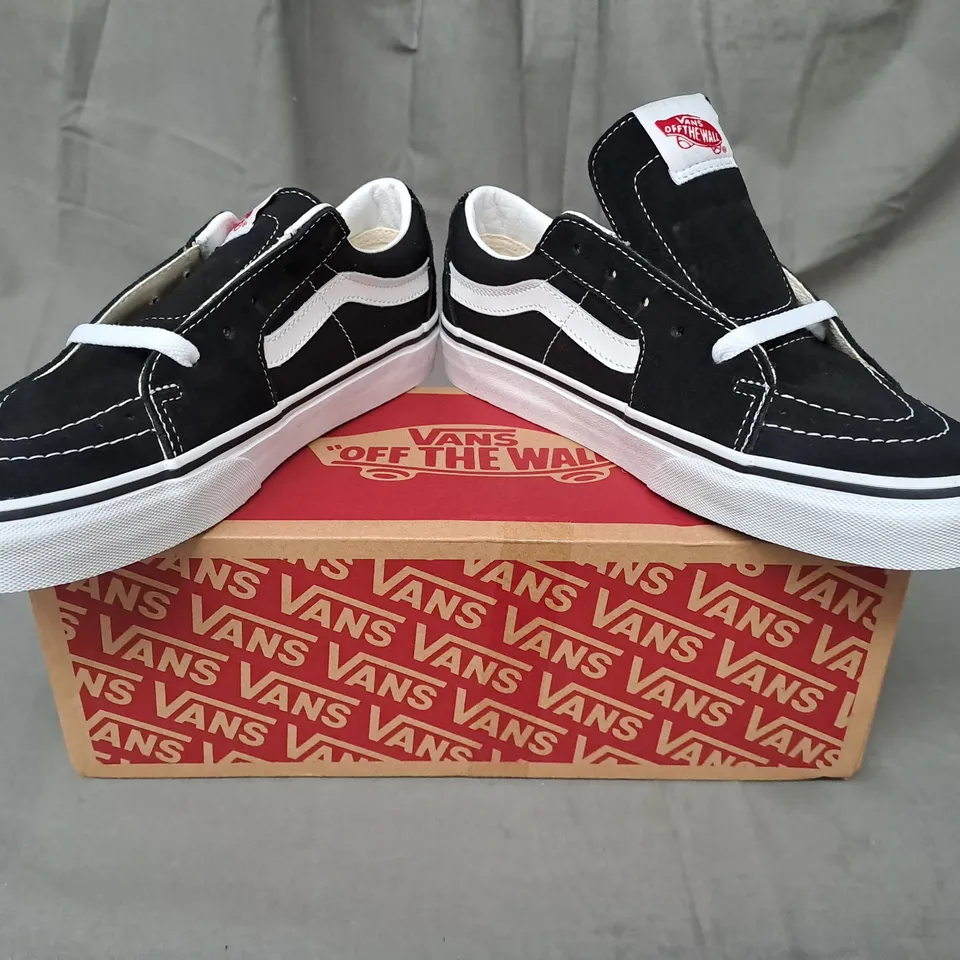 BOXED PAIR OF VANS SK8-LOW SHOES IN BLACK/WHITE UK SIZE 6