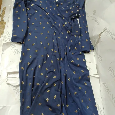 APPROXIMATELY 10 CLOTHING ITEMS INCLUDING: JUMPERS, TROUSERS, T SHIRTS AND JUMPSUITS
