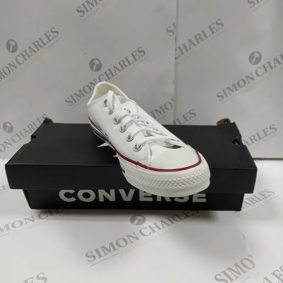 BOXED PAIR OF CONVERSE UNISEX CHUCK TAYLOR ALL STAR SHOES IN OPTICAL WHITE UK MENS SIZE 6 