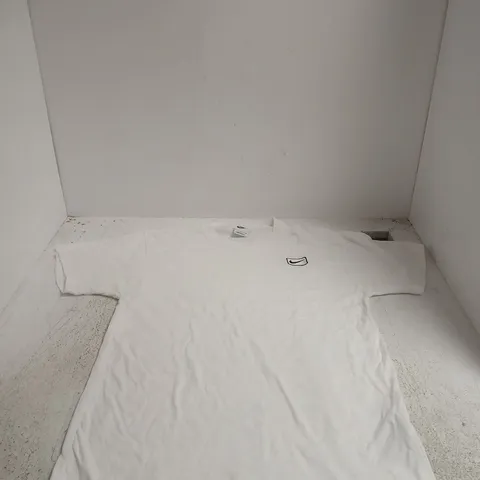 NIKE SMALL WHITE T SHRIT