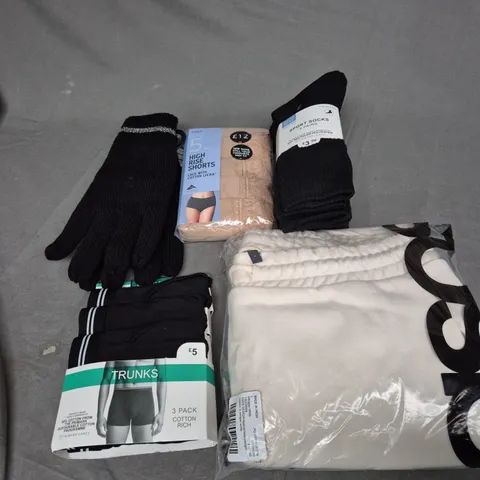 APPROXIMATELY 20 ASSORTED CLOTHING ITEMS IN VARIOUS SIZES TO INCLUDE - BOXERS , GLOVES , SOCKS ETC