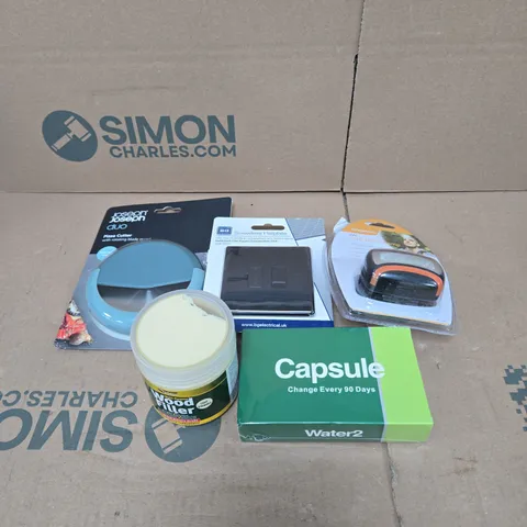 TOTE OF APPROXIMATELY 15 ASSORTED HOUSEHOLD ITEMS TO INCLUDE PIZZA CUTTER, WOOD FILLER, SHOWER HEAD FILTER, HEAD LAMP ETC