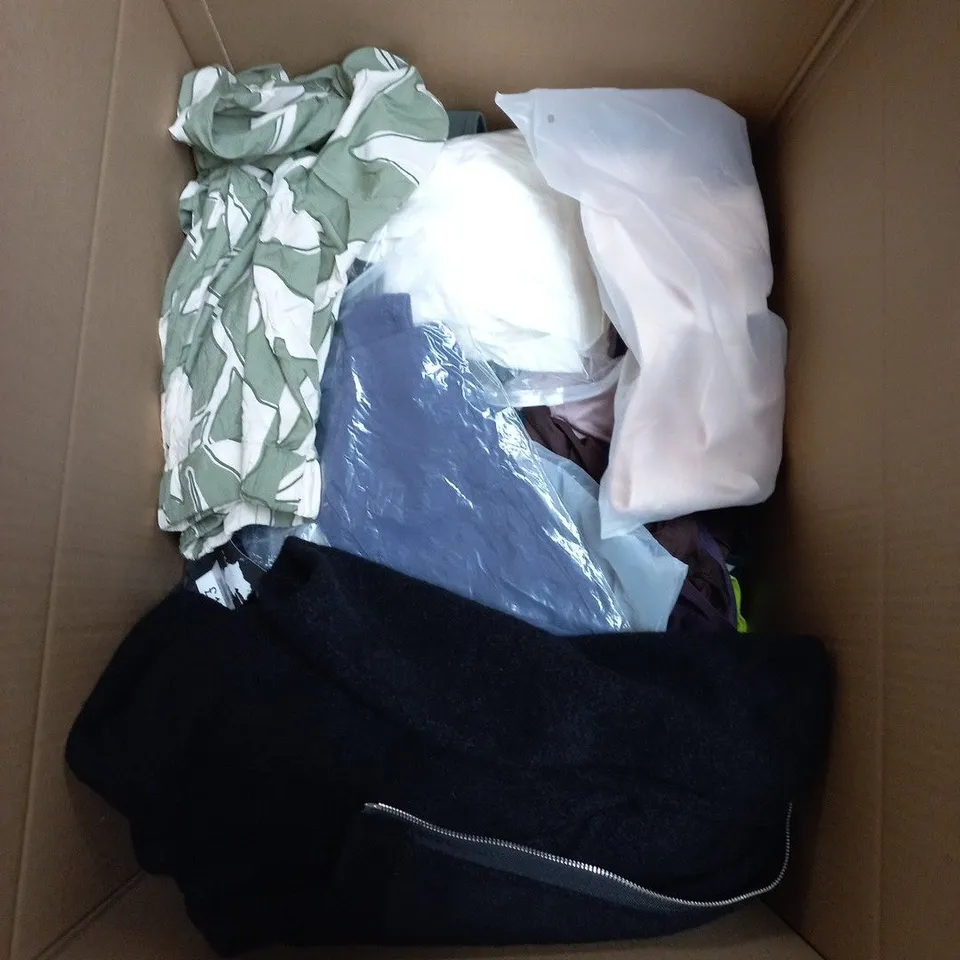 BOX CONTAINING A MIX OF APPROXIMATELY 25 ASSORTED CLOTHING ITEMS 