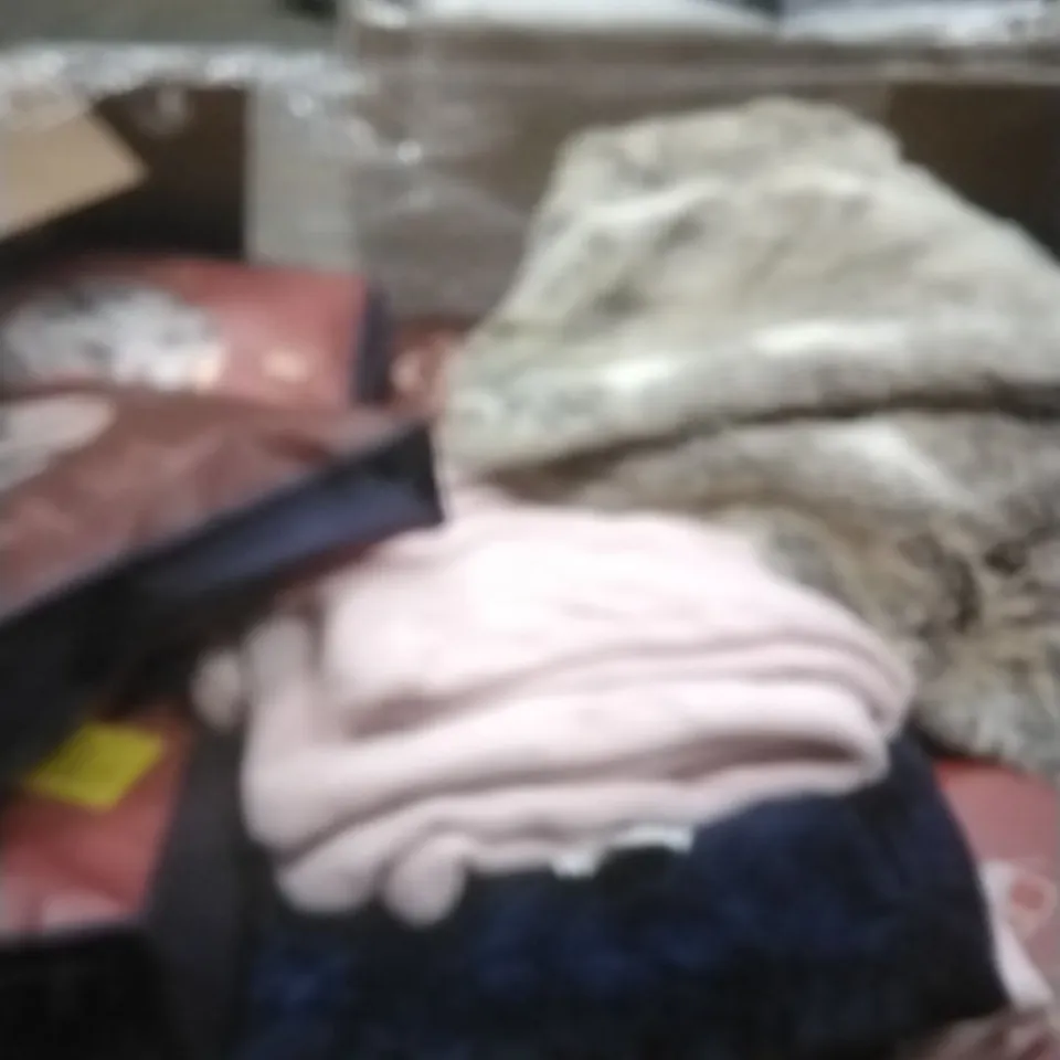 PALLET TO CONTAIN LARGE QUANTITY OF BEDDING ITEMS TO INCLUDE; WARMING THROW, MULTI PURPOSE HEAT PAD