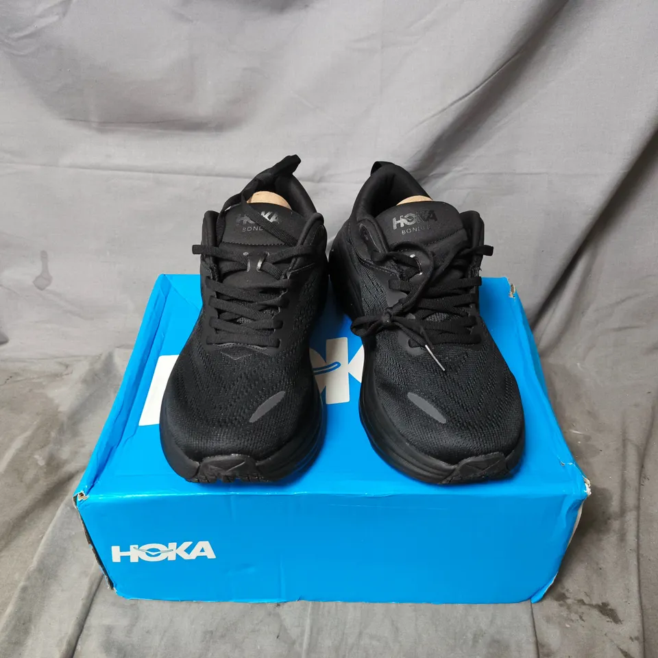 BOXED PAIR OF HOKA MENS BONDI 8 TRAINERS IN BLACK - UK 7.5