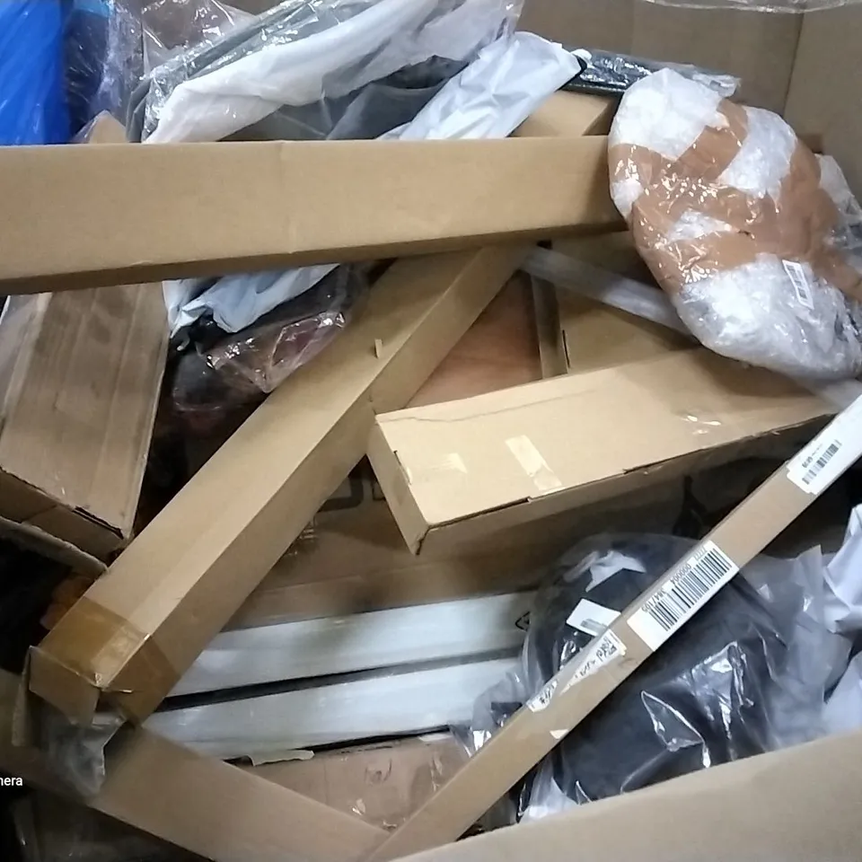 PALLET OF ASSORTED ITEMS INCLUDING DUPRAY MULTI-USE STEAM CLEANER, DONYER POWER ELECTRICAL PATIO HEATER, PIPISHELL TOILET SEAT, CHRISTMAS FOLDOUT TOY BOX, EARTH.PAK, AUTUMNAL WREATH 
