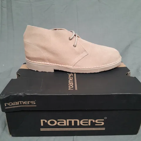 BOXED PAIR OF ROAMERS 2 EYE DESERT BOOT SIZE 9