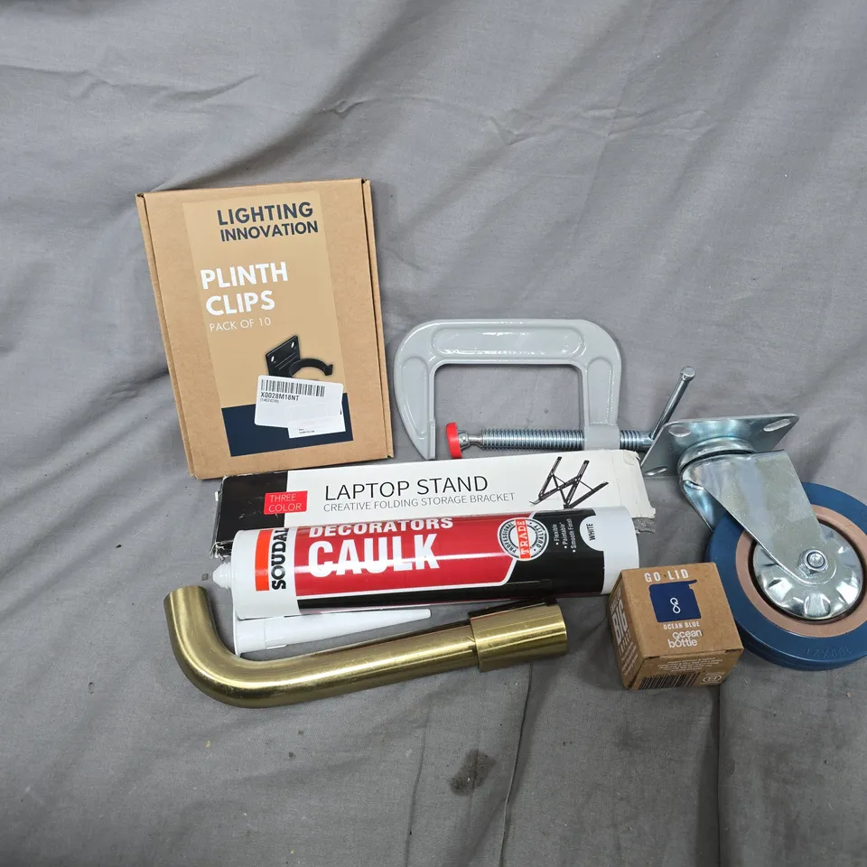 APPROXIMATELY 12 ASSORTED HOUSEHOLD ITEMS TO INCLUDE PLINTH CLIPS, LAPTOP STAND, DECORATORS CAULK, ETC
