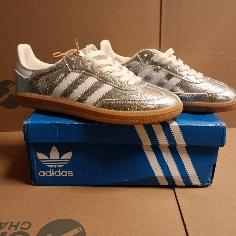 BOXED PAIR OF ADIDAS SAMBA OG TRAINERS IN METALLIC SILVER SIZE UK 5