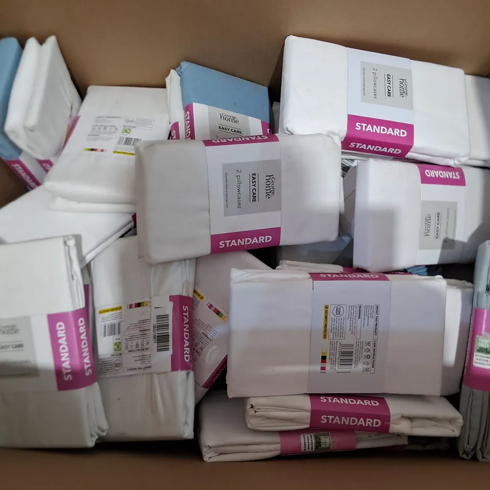 LOT OF APPROXIMATELY 35 ASSORTED BEDDING AND SOFT FURNISHING ITEMS TO INCLUDE DUVET AND SHEETS