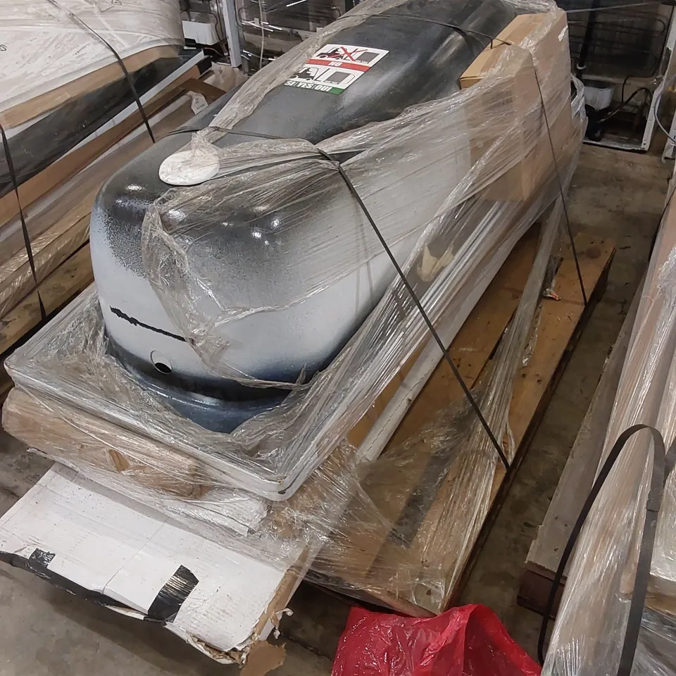 PALLET OF ASSORTED BATHROOM PRODUCTS TO INCLUDE BATHS ETC 