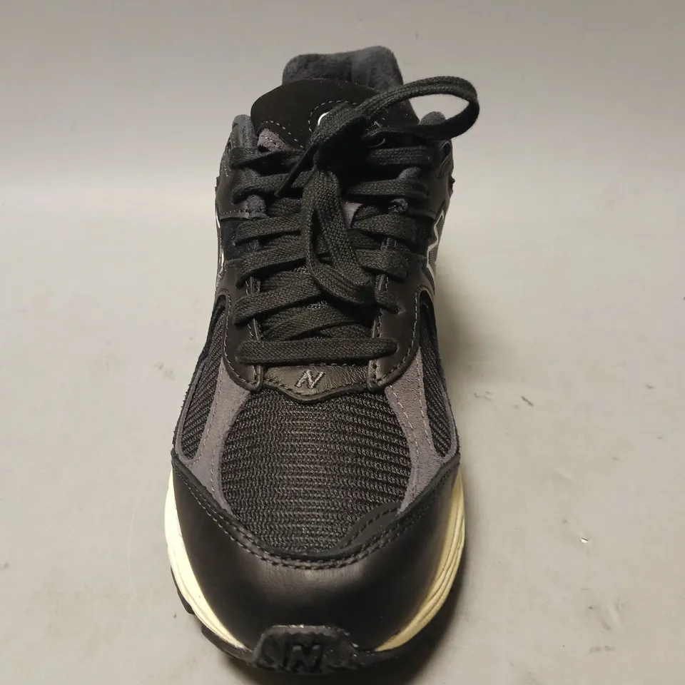 BOXED PAIR OF NEW BALANCE TRAINERS IN BLACK UK SIZE 6