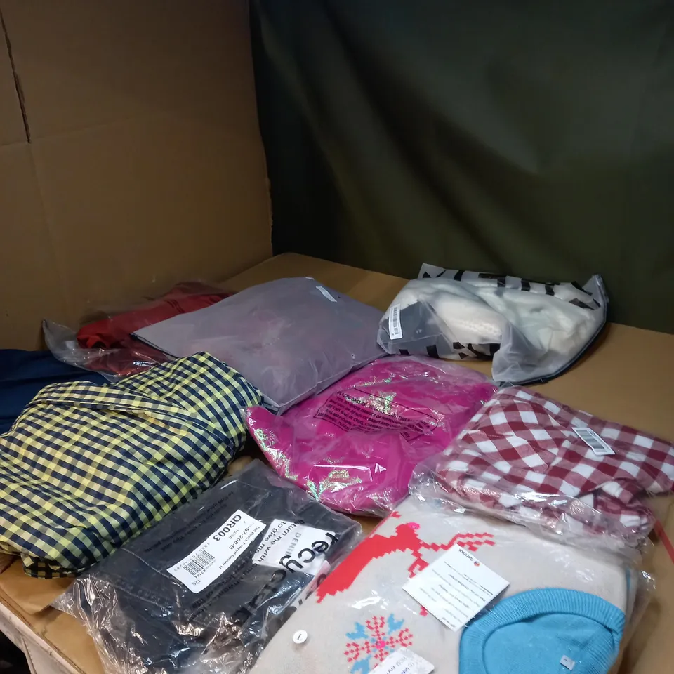LOT OF APPROX 20 ASSORTED CLOTHING ITEMS VARYING IN SIZE/COLOUR/STYLE TO INCLUDE: TROUSERS, DRESSES, JUMPERS